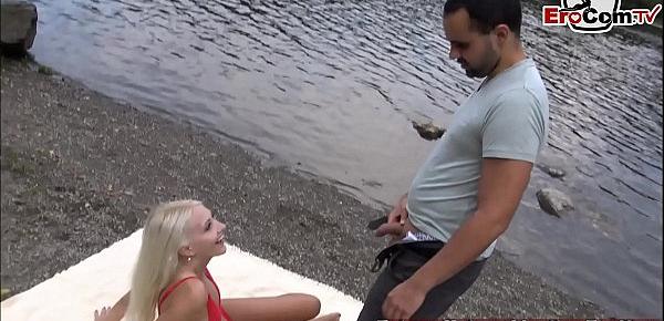  Deutsche dünne blondine mit kleinen titten macht einen outdoor porno mit ihrem Freund
